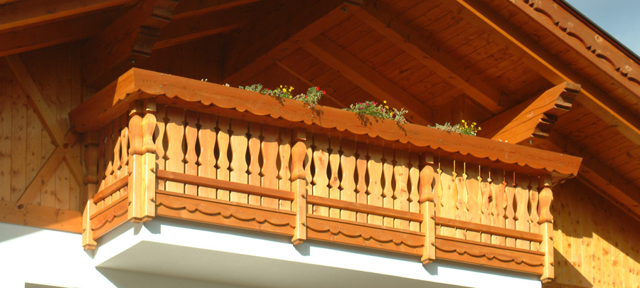 Zimmerei Südtirol - traditioneller Holzbalkon