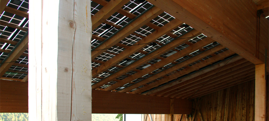Holzdach mit Photovoltaikanlage - Sarntal